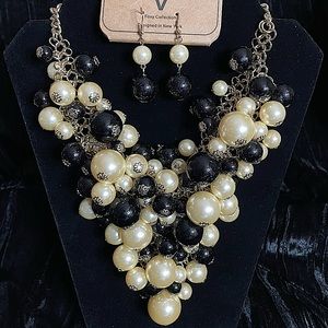 FAUX PEARL AND BLACK STATEMENT NECKLACE AND DROP EARRINGS 🖤🤍